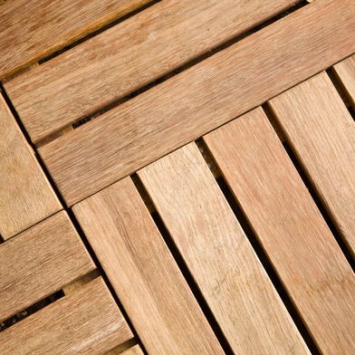 Dlážkovica a drevené hranoly: praktický sprievodca stavebnými materiálmi