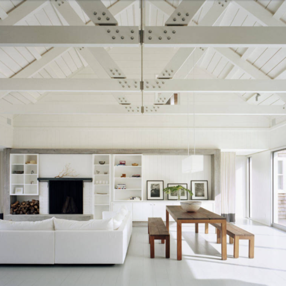 interiér v bielej farbe s odhalenými strešnými krovmi
