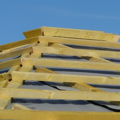 Objavte kvalitu stavebného dreva: tatranský profil, strešné laty a C24 hranoly